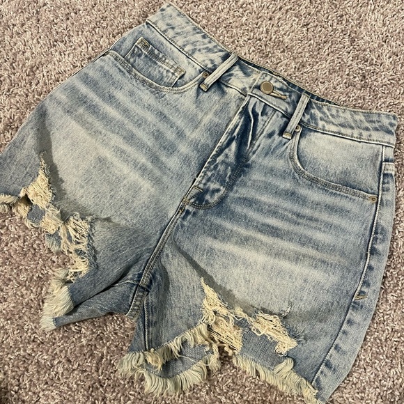 Good American | Bombshell Distressed High Rise Shorts - Picture 2 of 8